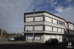verrassend ruim en uiterst verzorgd appartement op de 2de verd. van een kleine residentie, aan de voet van de duinen, vlakbij het dierenparkje te Wenduine. Indeling: ruime woonkamer, volledig ingerichte keuken met o.a. vaatwas, ruime inkomhall, afzonderlijk toilet, badkamer met douche en 2 slaapkamers. Dit appartement beschikt over pvc-ramen met dubbele beglazing, elektrische rolluiken en een blanco keuring elektriciteit. Het dak van de res. West-End werd eind 2017 volledig vernieuwd en voorzien van 12 cm isolatie. Minimale jaarlijkse kosten gebouw! Bijzonder geschikt als betaalbaar 2de verblijf op een uitstekende ligging of als investering met prima huurrendement. (23/010)